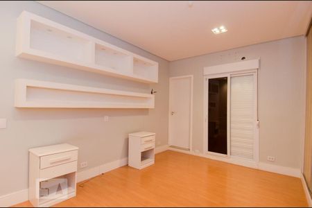 Casa à venda com 411m², 5 quartos e 8 vagasQuarto 2 - Suíte