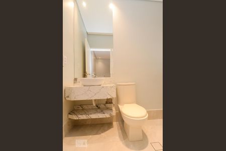 Casa à venda com 411m², 5 quartos e 8 vagasBanheiro da Suíte 1