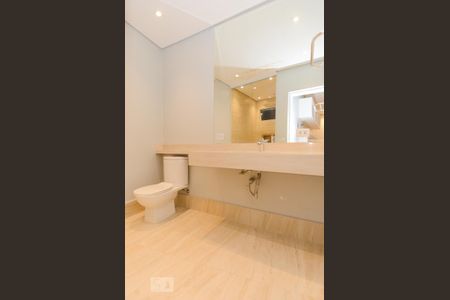 Casa à venda com 411m², 5 quartos e 8 vagasBanheiro da Suíte 2