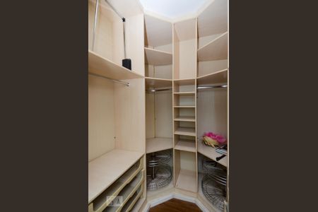 Casa à venda com 411m², 5 quartos e 8 vagasCloset da Suíte 3