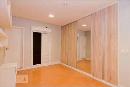 Casa à venda com 411m², 5 quartos e 8 vagasQuarto 2 - Suíte