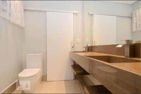 Casa à venda com 411m², 5 quartos e 8 vagasBanheiro da Suíte 3