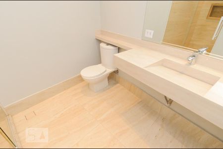 Casa à venda com 411m², 5 quartos e 8 vagasBanheiro da Suíte 2