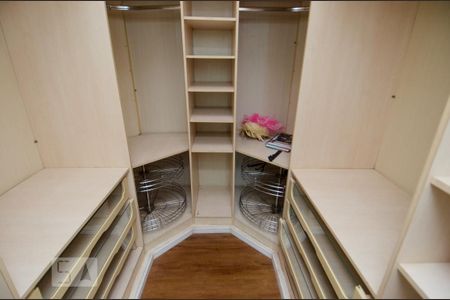 Casa à venda com 411m², 5 quartos e 8 vagasCloset da Suíte 3
