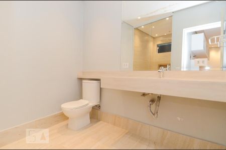 Casa à venda com 411m², 5 quartos e 8 vagasBanheiro da Suíte 2