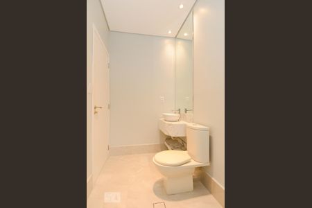 Casa à venda com 411m², 5 quartos e 8 vagasBanheiro da Suíte 1