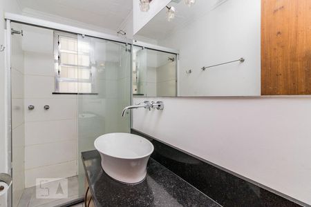 Banheiro de apartamento à venda com 1 quarto, 48m² em Azenha, Porto Alegre