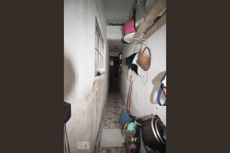 Casa para alugar com 240m², 2 quartos e 2 vagasCorredor interno