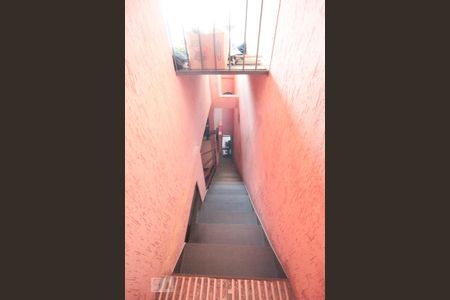 Casa para alugar com 240m², 2 quartos e 2 vagasEscada 