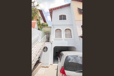 Casa à venda com 150m², 3 quartos e 3 vagasgaragem / fachada