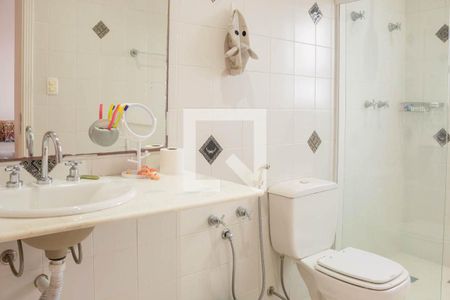 Casa de condomínio à venda com 580m², 4 quartos e 6 vagasBanheiro da Suíte 4