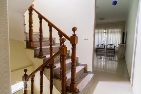 Casa à venda com 330m², 3 quartos e 2 vagasCorredor - Escada