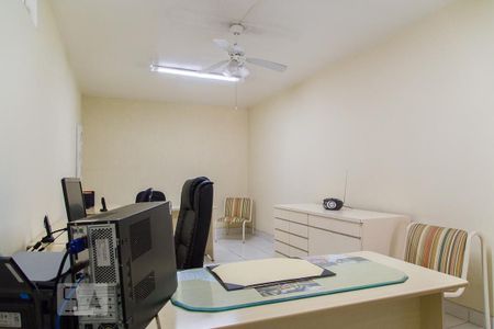 Casa à venda com 330m², 3 quartos e 2 vagasEscritório