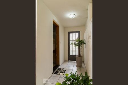 Casa à venda com 330m², 3 quartos e 2 vagasCorredor lateral - Entrada