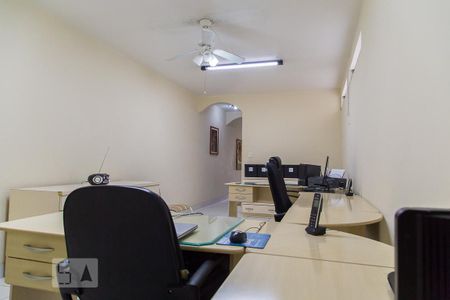 Casa à venda com 330m², 3 quartos e 2 vagasEscritório