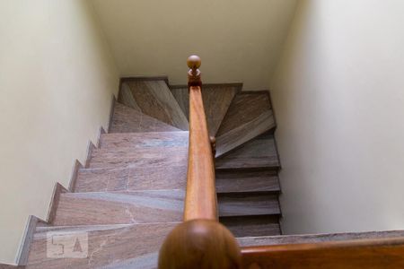 Casa à venda com 330m², 3 quartos e 2 vagasCorredor - Escada