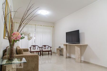 Sala de estar de casa à venda com 3 quartos, 330m² em Vila Alexandria, São Paulo