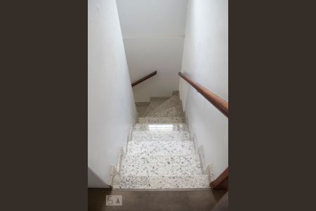 Casa à venda com 85m², 2 quartos e 2 vagas Casa à venda com 85m², 2 quartos e 2 vagasescadas