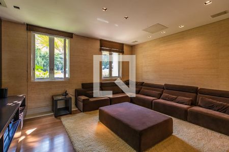 Sala de TV de casa de condomínio à venda com 4 quartos, 1054m² em Alphaville, Santana de Parnaíba