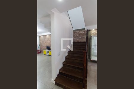 Casa à venda com 310m², 3 quartos e 2 vagasEscada