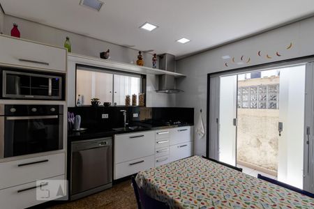 Casa à venda com 325m², 3 quartos e 2 vagasCozinha 