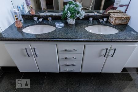 Casa à venda com 325m², 3 quartos e 2 vagasBanheiro da Suíte