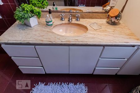 Casa à venda com 325m², 3 quartos e 2 vagasBanheiro 