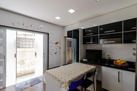 Casa à venda com 325m², 3 quartos e 2 vagasCozinha 