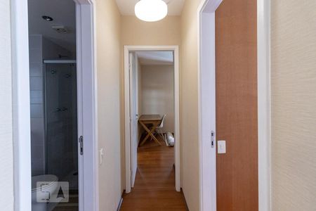 Corredor quartos de apartamento para alugar com 2 quartos, 70m² em Vila Olímpia, São Paulo