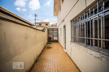 Casa à venda com 360m², 4 quartos e 3 vagas Casa à venda com 360m², 4 quartos e 3 vagasCorredor externo