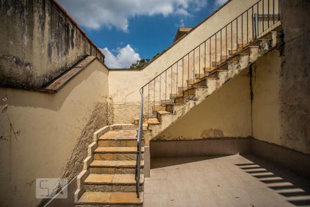 Casa à venda com 360m², 4 quartos e 3 vagas Casa à venda com 360m², 4 quartos e 3 vagasEscada