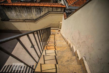 Casa à venda com 360m², 4 quartos e 3 vagas Casa à venda com 360m², 4 quartos e 3 vagasEscada