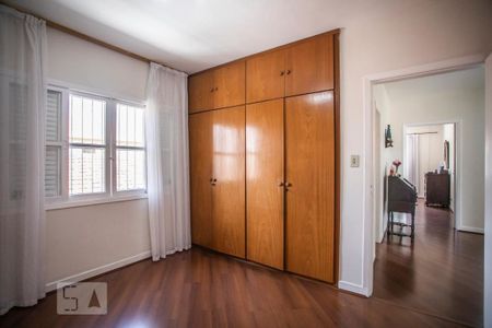 Casa à venda com 360m², 4 quartos e 3 vagas Casa à venda com 360m², 4 quartos e 3 vagasQuarto 4 - Armários