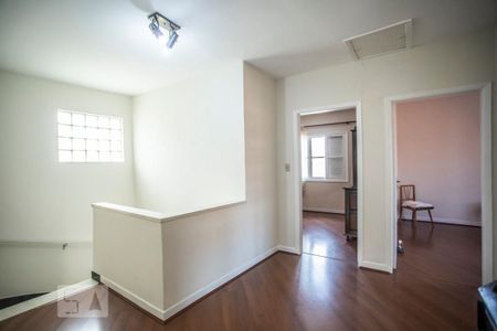 Casa à venda com 360m², 4 quartos e 3 vagas Casa à venda com 360m², 4 quartos e 3 vagasHall - Piso superior