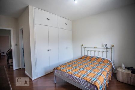 Casa à venda com 360m², 4 quartos e 3 vagas Casa à venda com 360m², 4 quartos e 3 vagasSuíte