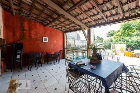 Casa à venda com 100m², 5 quartos e 2 vagas Casa à venda com 100m², 5 quartos e 2 vagasVaranda