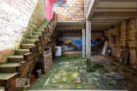 Casa à venda com 100m², 5 quartos e 2 vagas Casa à venda com 100m², 5 quartos e 2 vagasEscada
