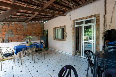 Casa à venda com 100m², 5 quartos e 2 vagas Casa à venda com 100m², 5 quartos e 2 vagasVaranda