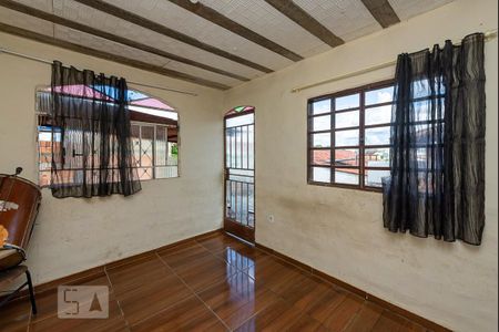 Casa à venda com 100m², 5 quartos e 2 vagas Casa à venda com 100m², 5 quartos e 2 vagasSala