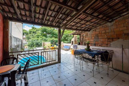 Casa à venda com 100m², 5 quartos e 2 vagas Casa à venda com 100m², 5 quartos e 2 vagasVaranda