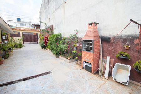 Casa à venda com 100m², 3 quartos e 6 vagas Casa à venda com 100m², 3 quartos e 6 vagasQuintal