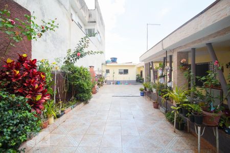 Casa à venda com 100m², 3 quartos e 6 vagas Casa à venda com 100m², 3 quartos e 6 vagasQuintal