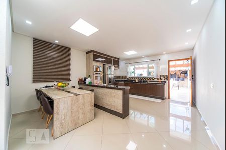 Casa à venda com 190m², 4 quartos e 4 vagasCopa e cozinha 