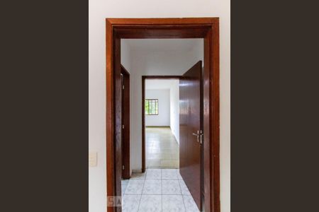 Casa para alugar com 80m², 1 quarto e 2 vagasCorredor Quarto e Banheiro