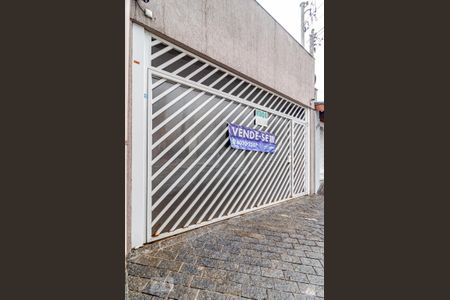 Casa à venda com 174m², 2 quartos e 2 vagas Casa à venda com 174m², 2 quartos e 2 vagasFachada