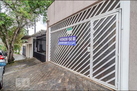 Casa à venda com 174m², 2 quartos e 2 vagas Casa à venda com 174m², 2 quartos e 2 vagasFachada