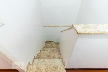 Casa à venda com 200m², 3 quartos e 2 vagas Casa à venda com 200m², 3 quartos e 2 vagasEscada