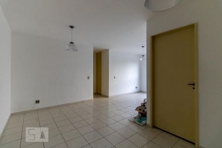 Sala  de Apartamento com 2 quartos, 65m² Jardim Santa Emília