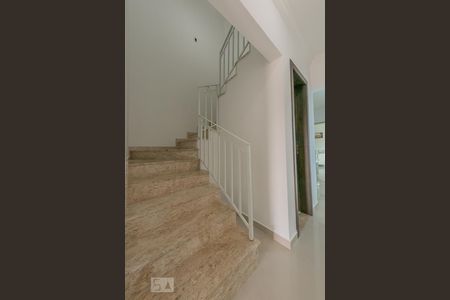 Escadas  de casa para alugar com 3 quartos, 123m² em Vargem Grande, Pinhais