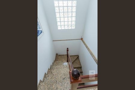 Casa à venda com 264m², 4 quartos e 4 vagasEscada